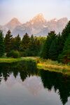 湖畔山林间的壮丽山景