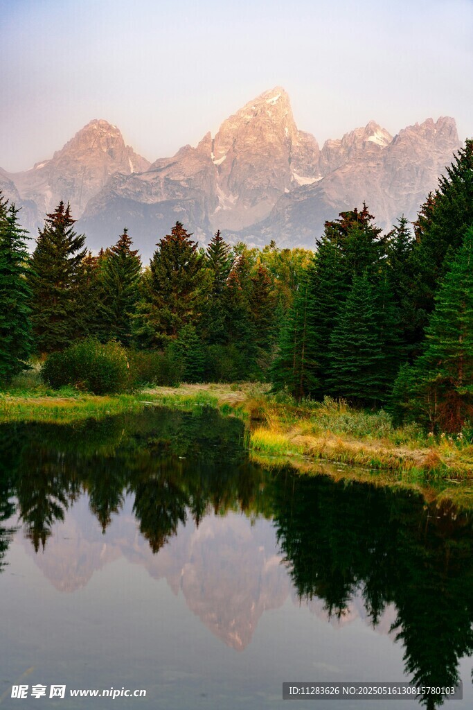 湖畔山林间的壮丽山景