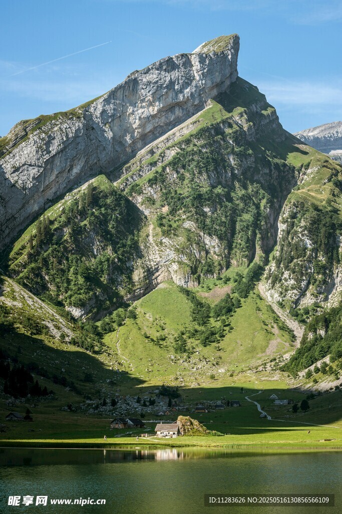湖畔青山美景