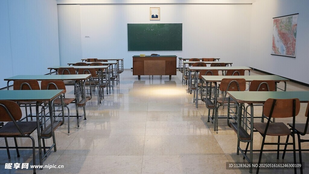 整洁教室的桌椅排列