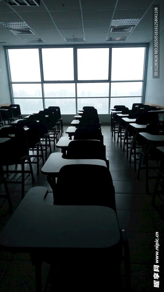 空旷教室桌椅整齐排列