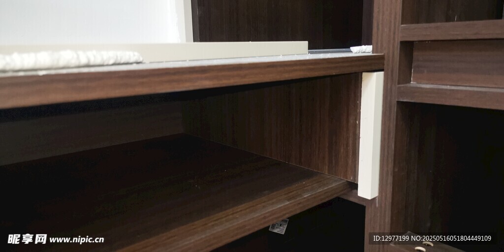 简约木质书架局部展示