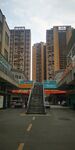城市街道旁的多彩建筑
