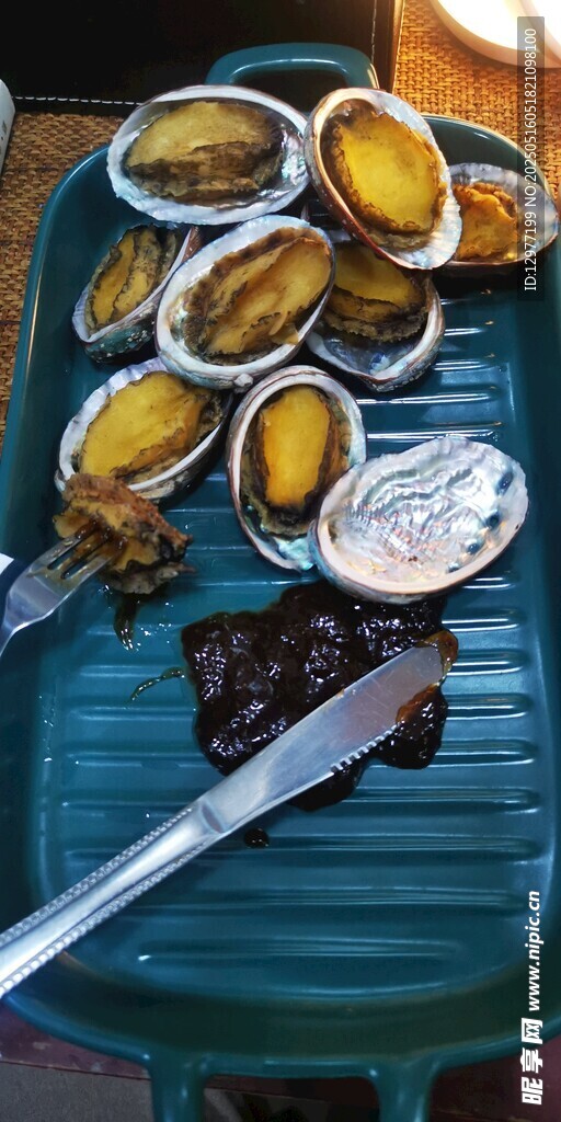 烤架上的美味海鲜贝类