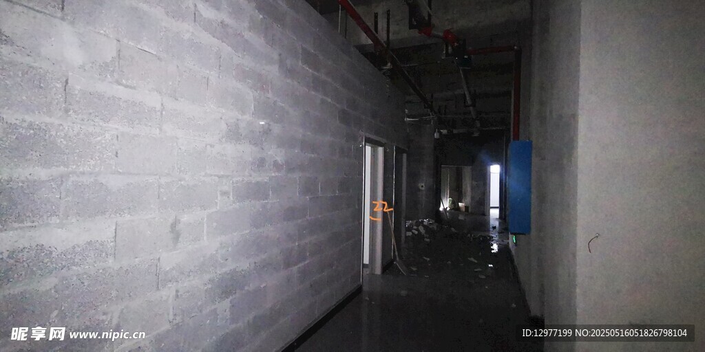 昏暗狭长走廊内部景象