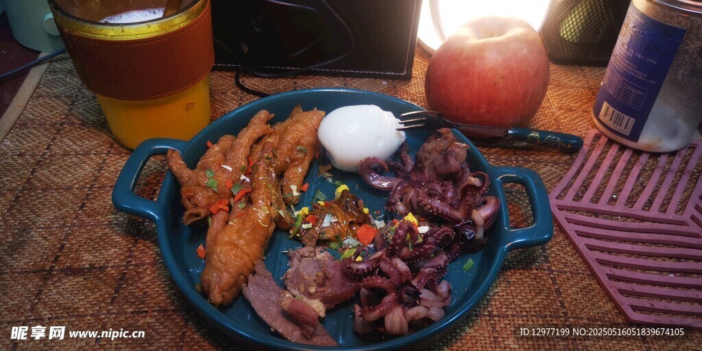 美味烧烤配啤酒诱人餐食