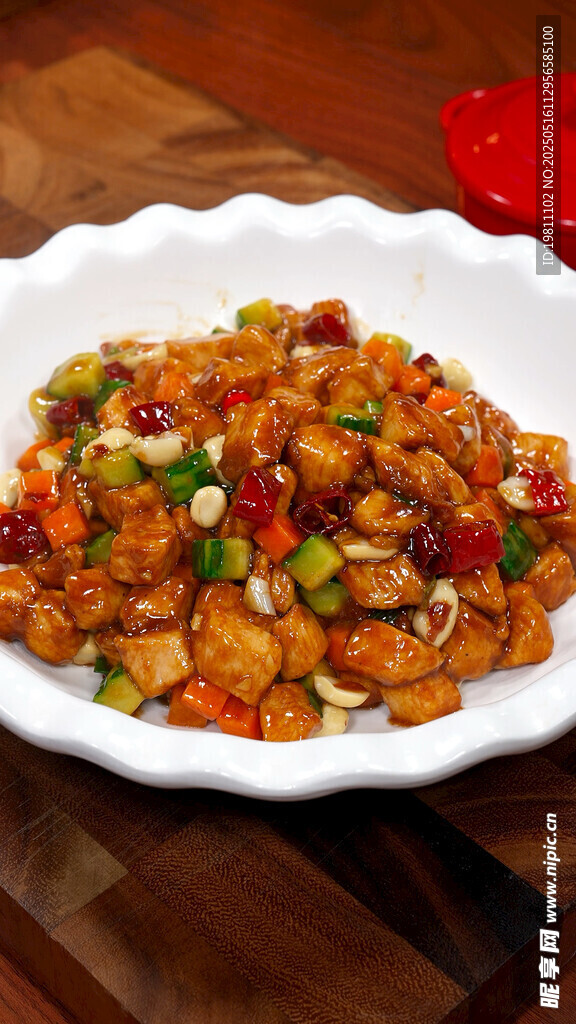 美味宫保鸡丁摆于盘中