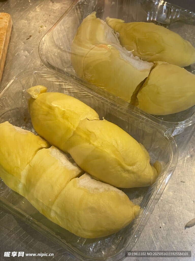 新鲜剥开的美味榴莲果肉