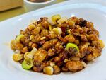 美味宫保鸡丁摆盘中