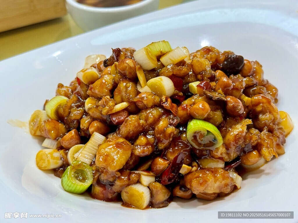 美味宫保鸡丁摆盘中