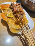 美味烤肉串搭配香脆饼