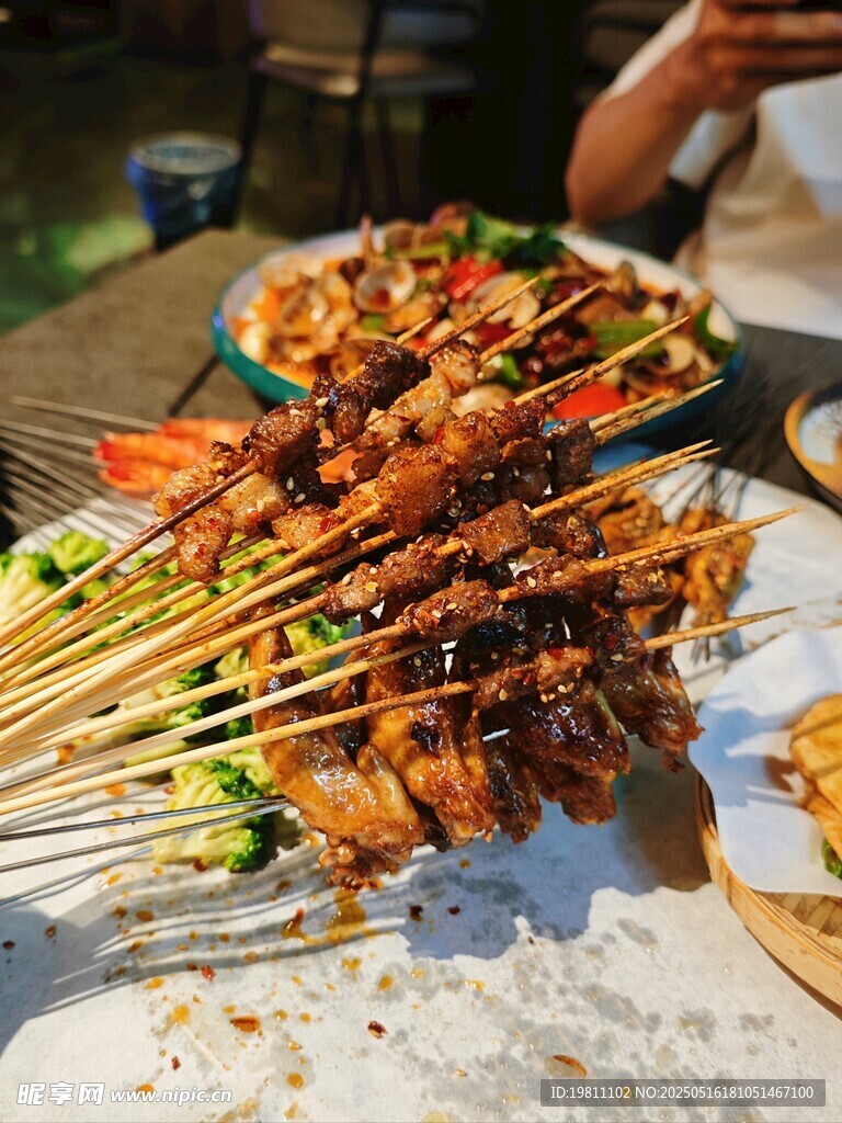 户外美味烧烤诱人场景