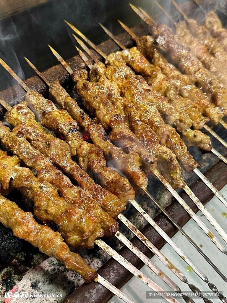 炭火上的美味烤肉串