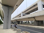 城市高架下的道路与行人