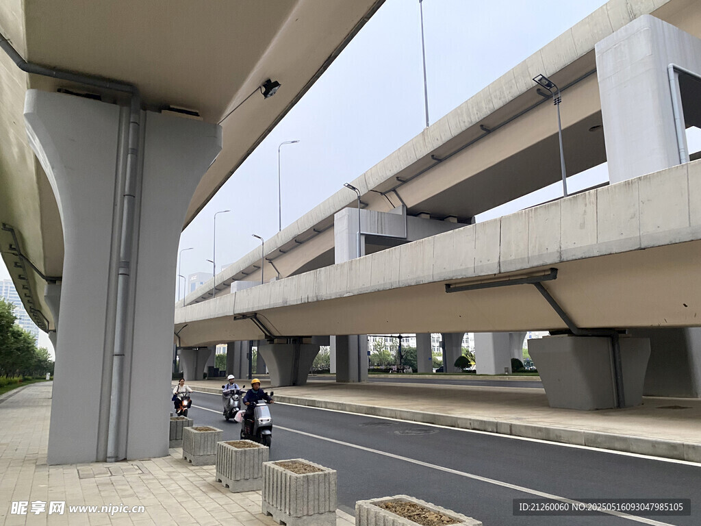 城市高架下的道路与行人