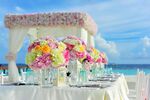 海边浪漫花卉装饰婚礼场景