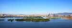 美丽湖景与远处城市风光