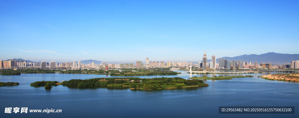 美丽湖景与远处城市风光