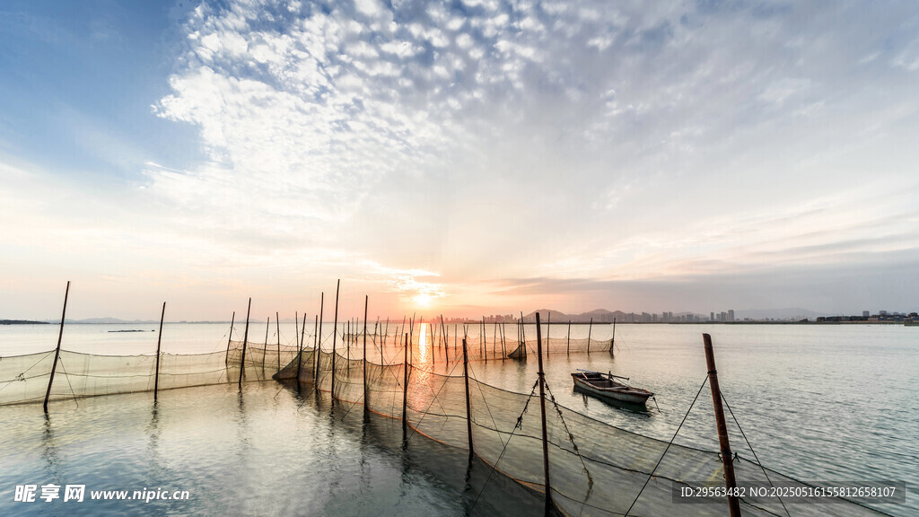 夕阳下的湖畔渔网美景