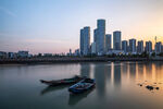 湖畔城市黄昏小船美景