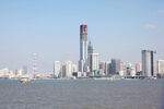 城市天际线与宽阔水域景观