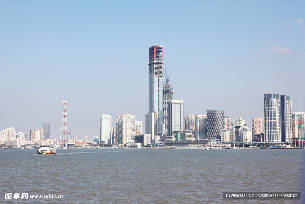 城市天际线与宽阔水域景观