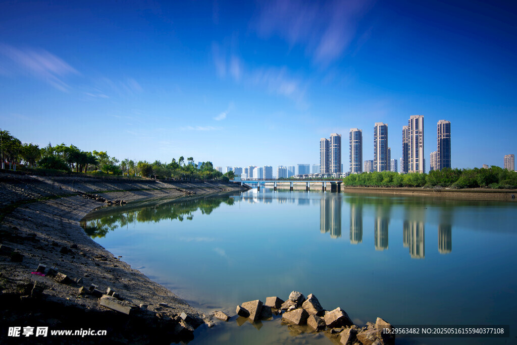 湖畔城市风光美景如画