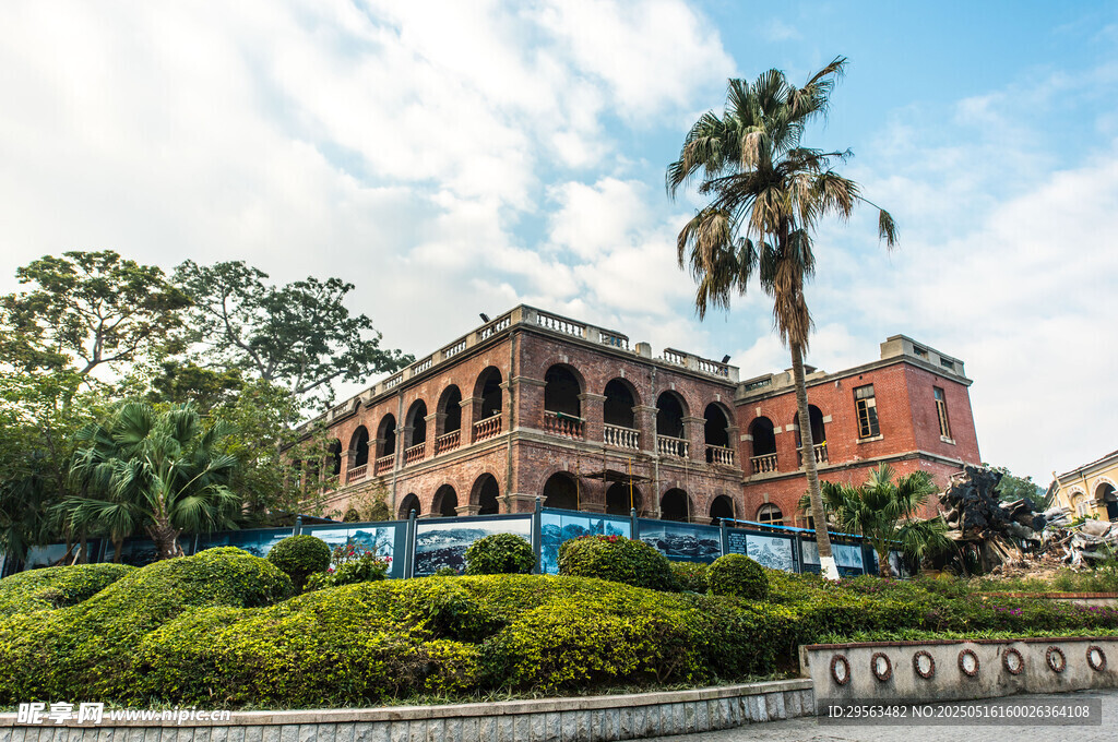 复古建筑旁的葱郁绿植