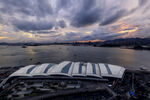 海滨建筑与壮丽天空景观