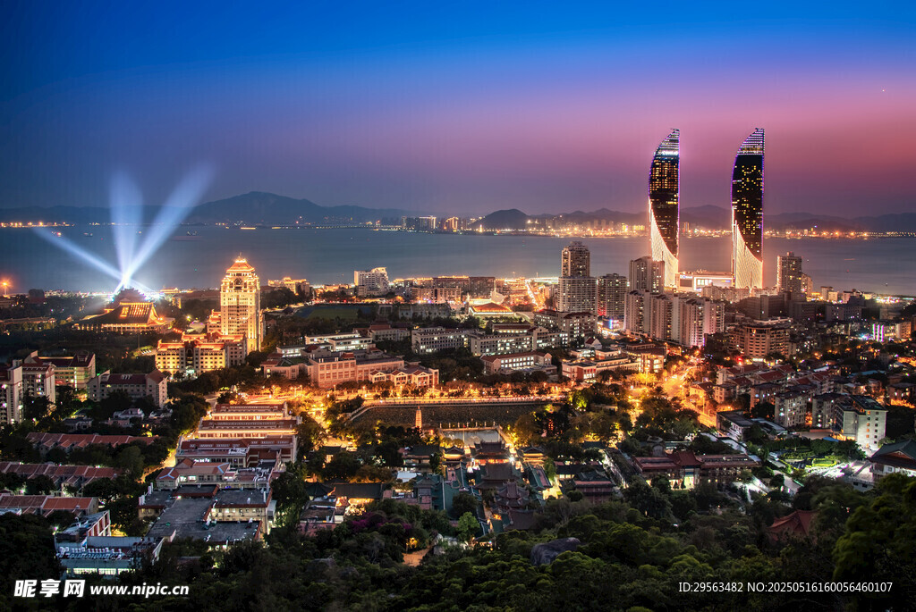 城市璀璨夜景俯瞰图