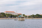 湖畔中式建筑风景如画