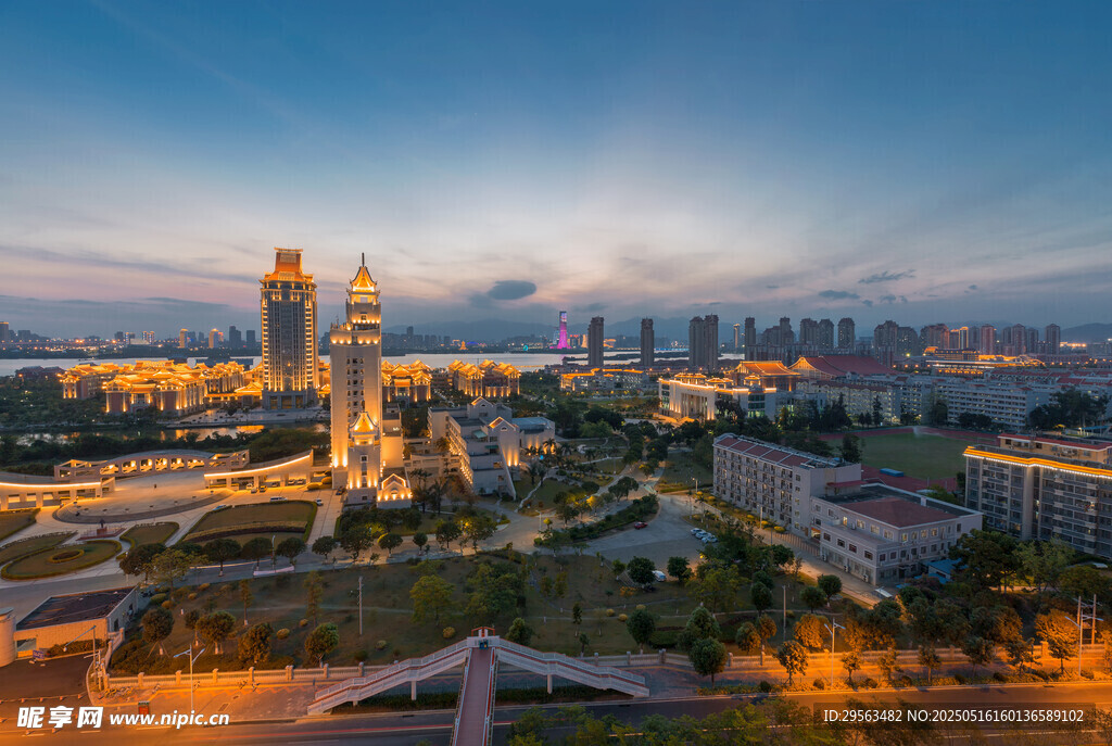 城市璀璨夜景俯瞰图