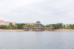 湖畔中式建筑风景如画