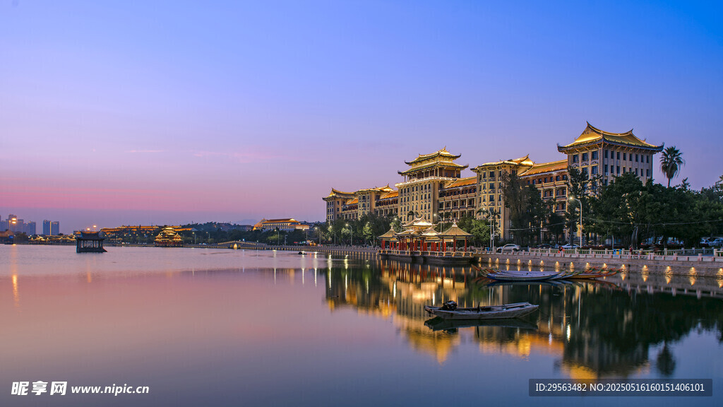 湖畔古建筑的绝美黄昏