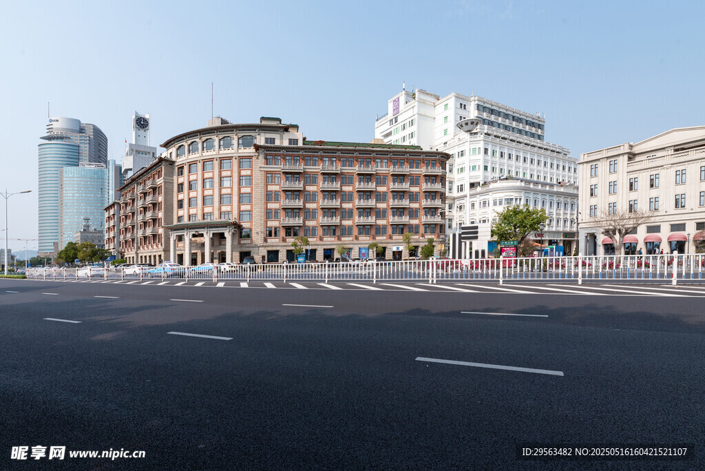 城市街道旁的多样建筑