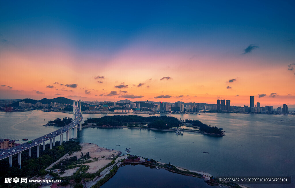 城市海滨绝美日落景观