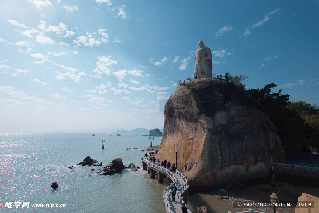海边悬崖上的灯塔景观