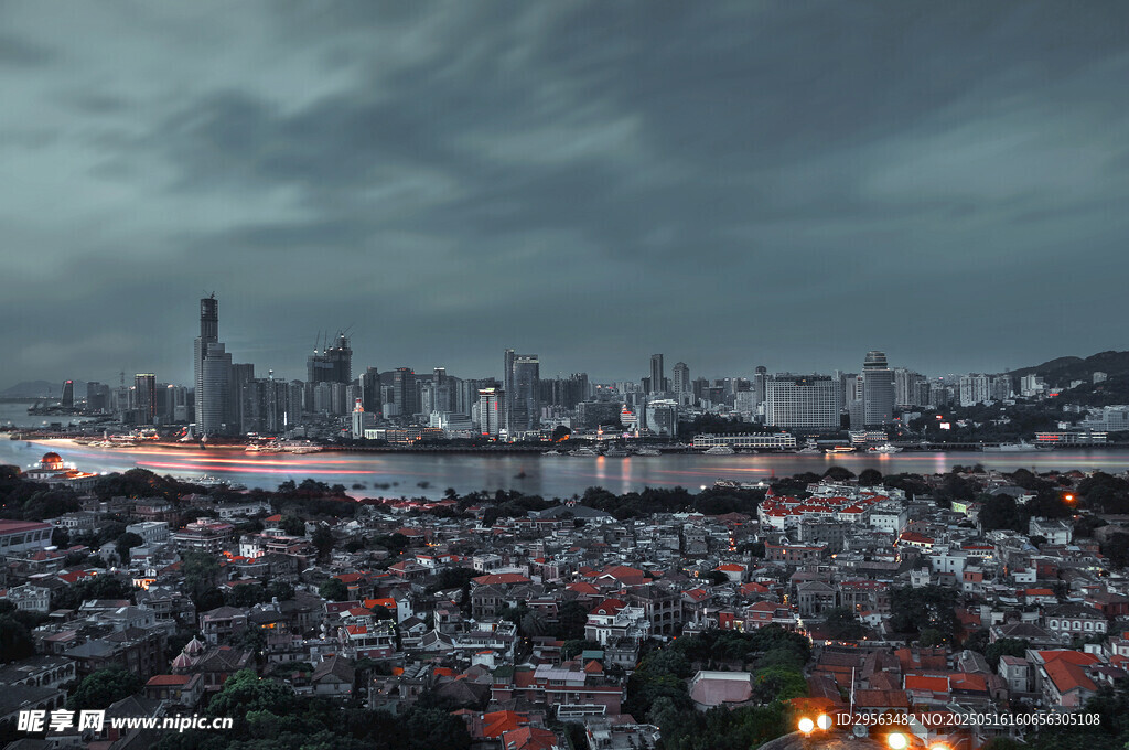 乌云下的城市天际线景观