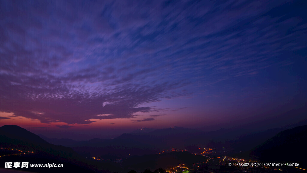 夜幕下的绚丽天空与山峦