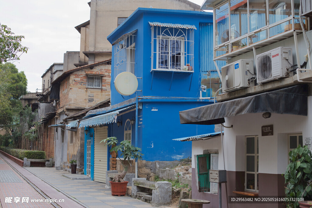 蓝色小屋立于古朴街巷间