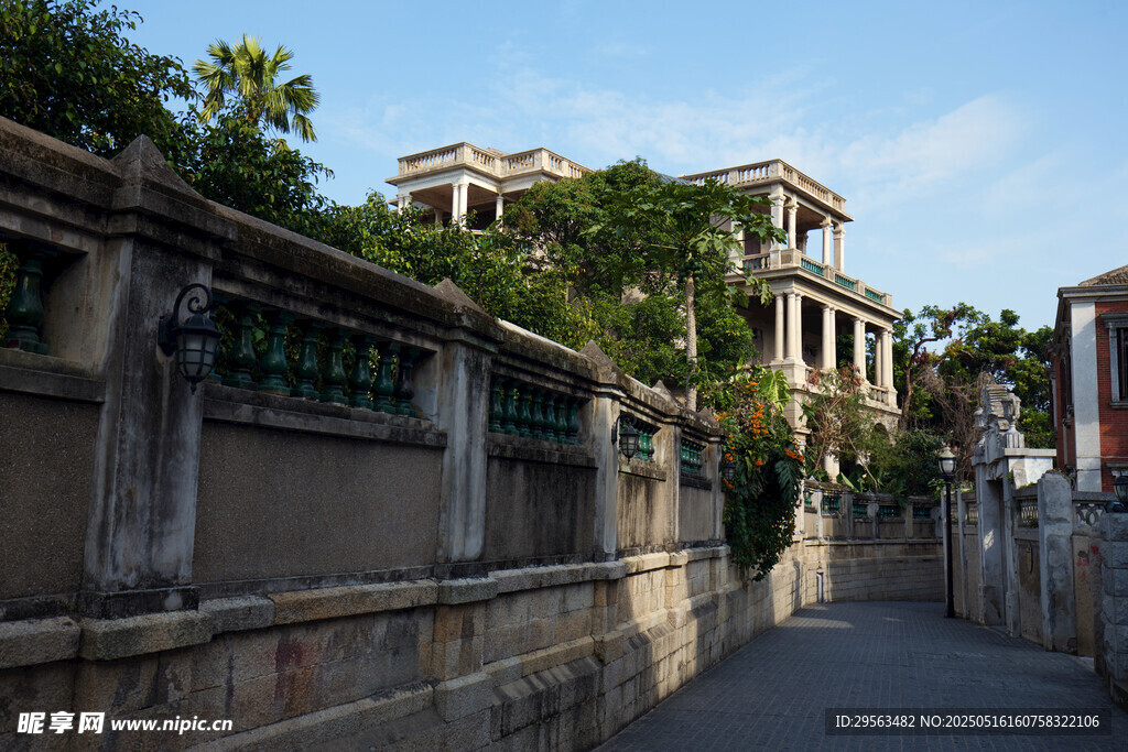 古老街巷旁的欧式建筑