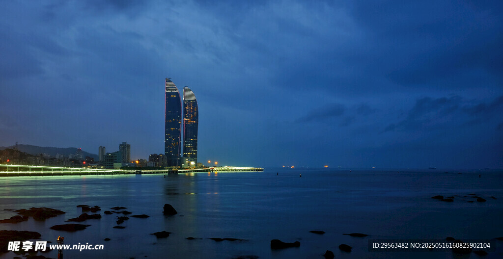 夜幕下的海滨高楼景观