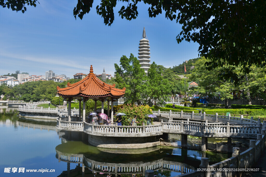 湖畔古亭与远处宝塔景观