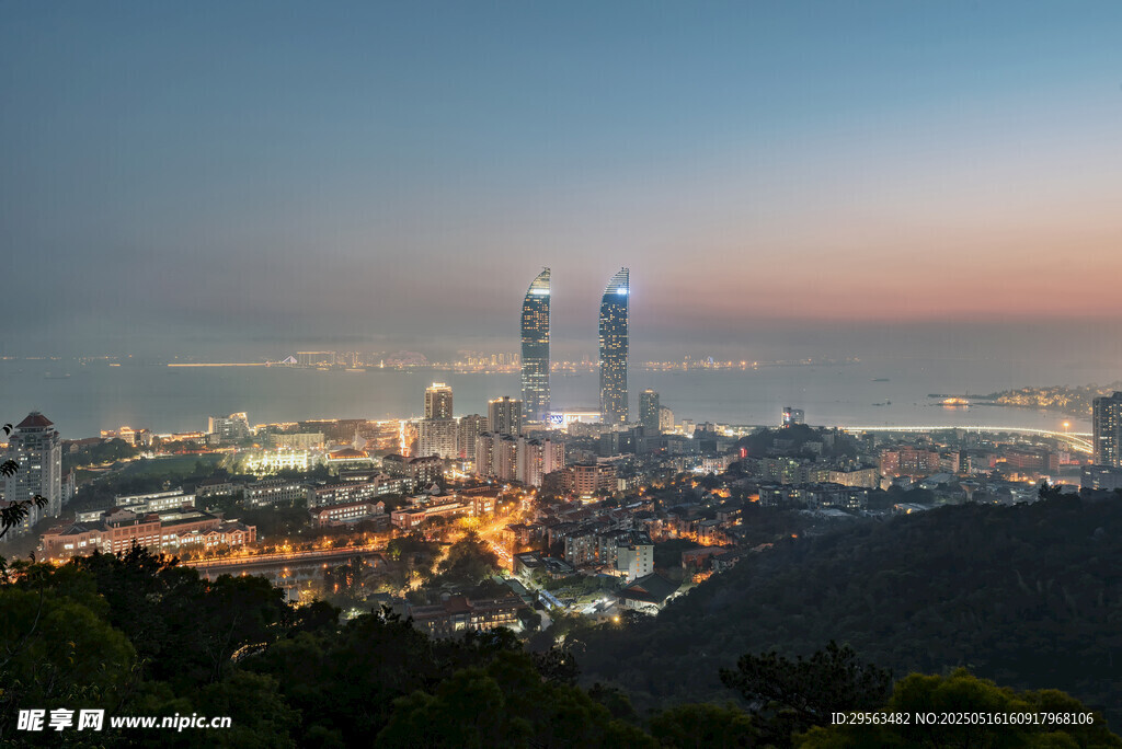 城市夜景俯瞰图