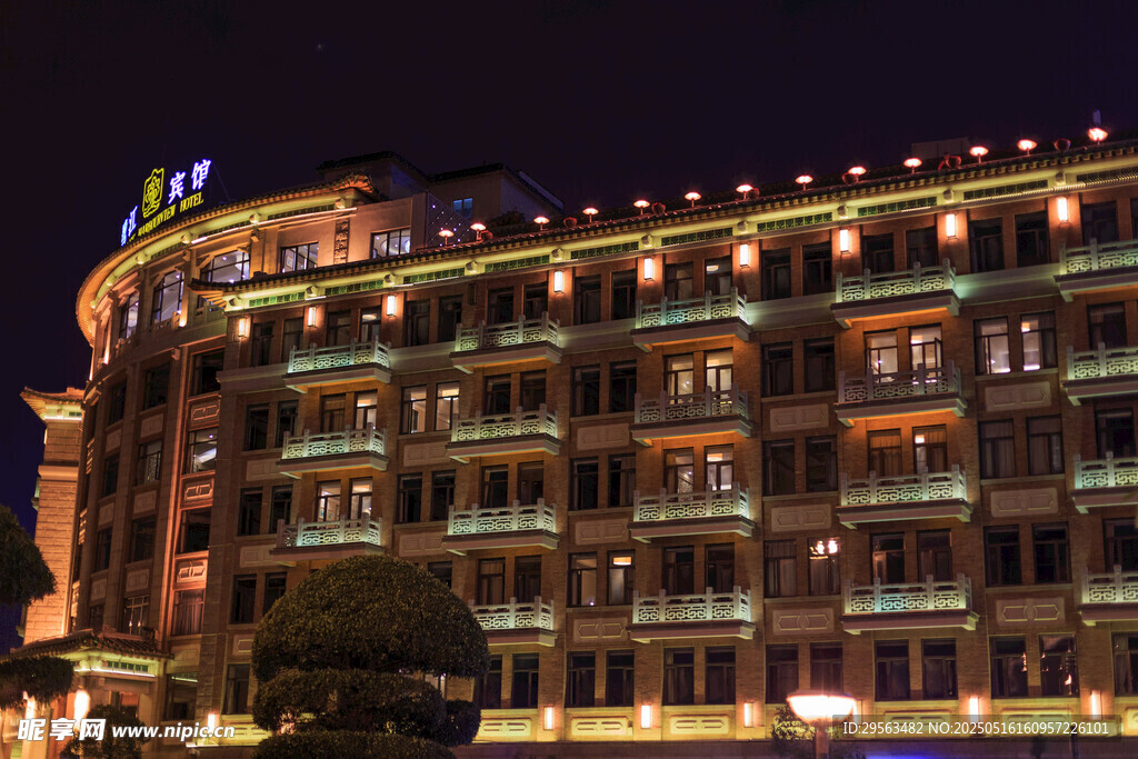 夜晚灯火璀璨的多层建筑