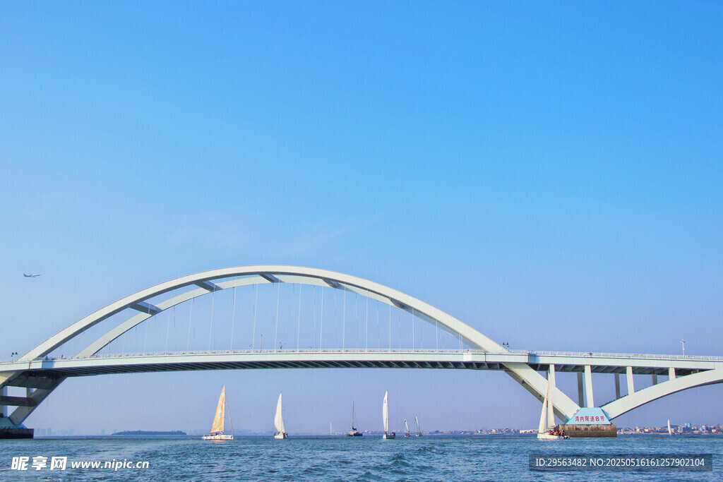 海上拱形大桥风景