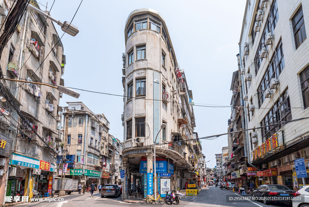 街角的复古多层建筑街景