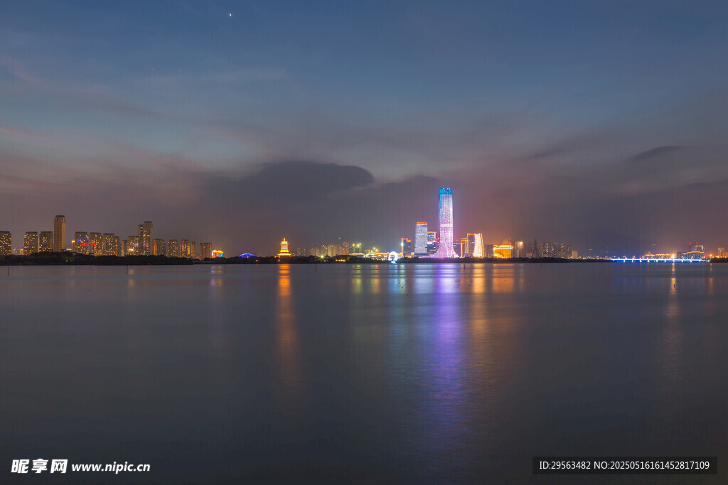 城市湖畔夜景璀璨灯火
