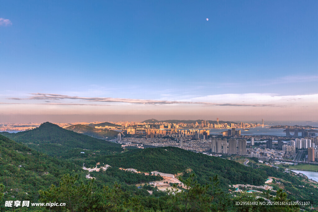 山间远眺城市美丽风光