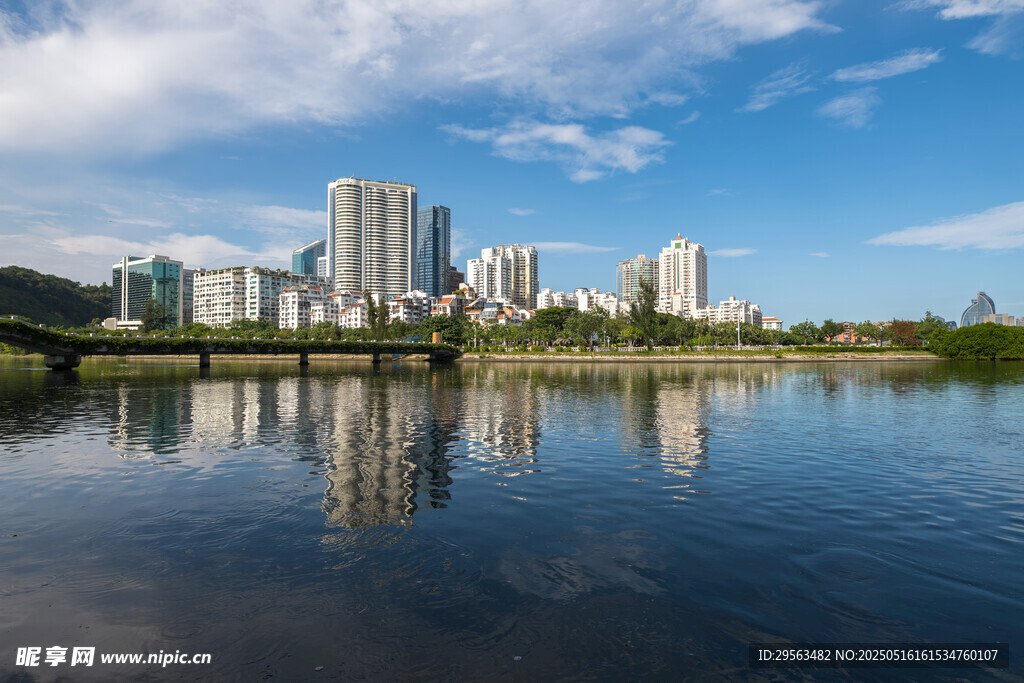 湖畔城市风光倒影美景